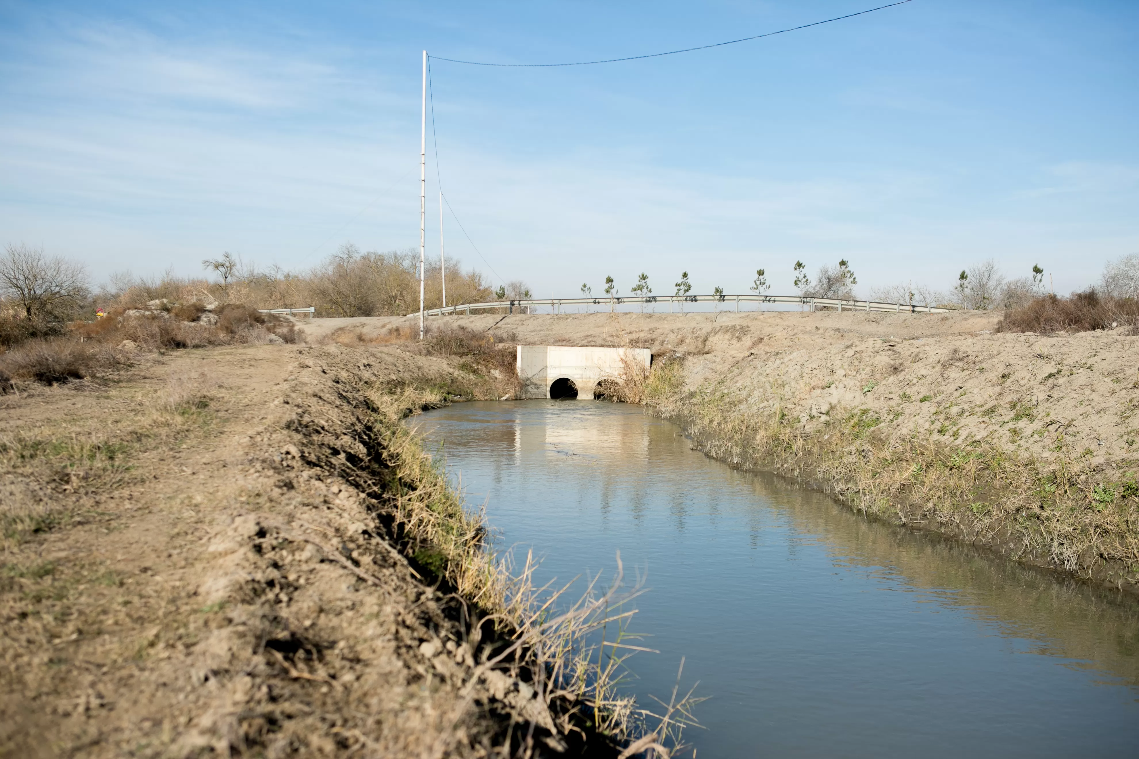 Очистка каналов от ила и регулирование русел рек на территории Сабирабадского района.