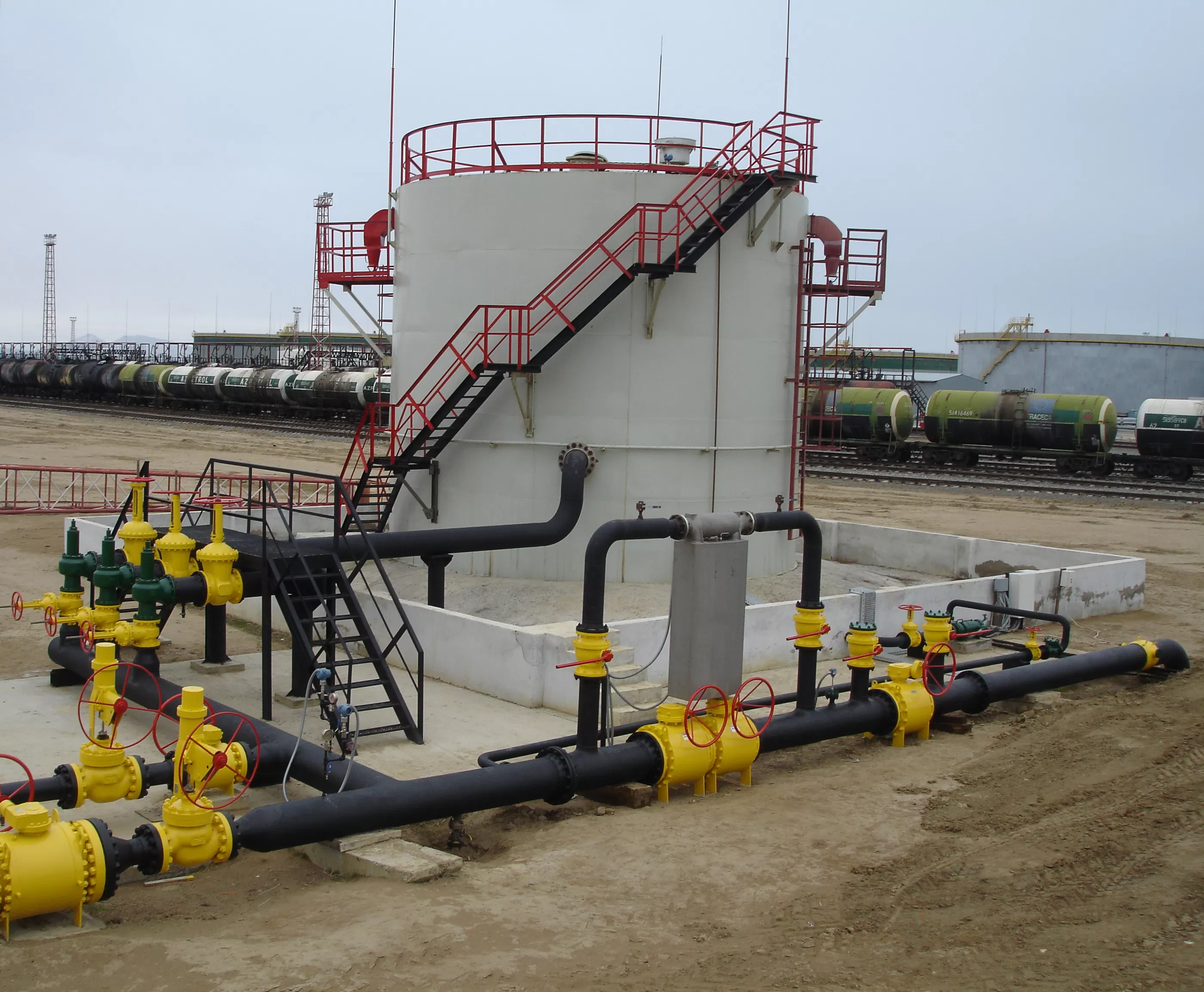 Preparation of pipelines between fuel tanks